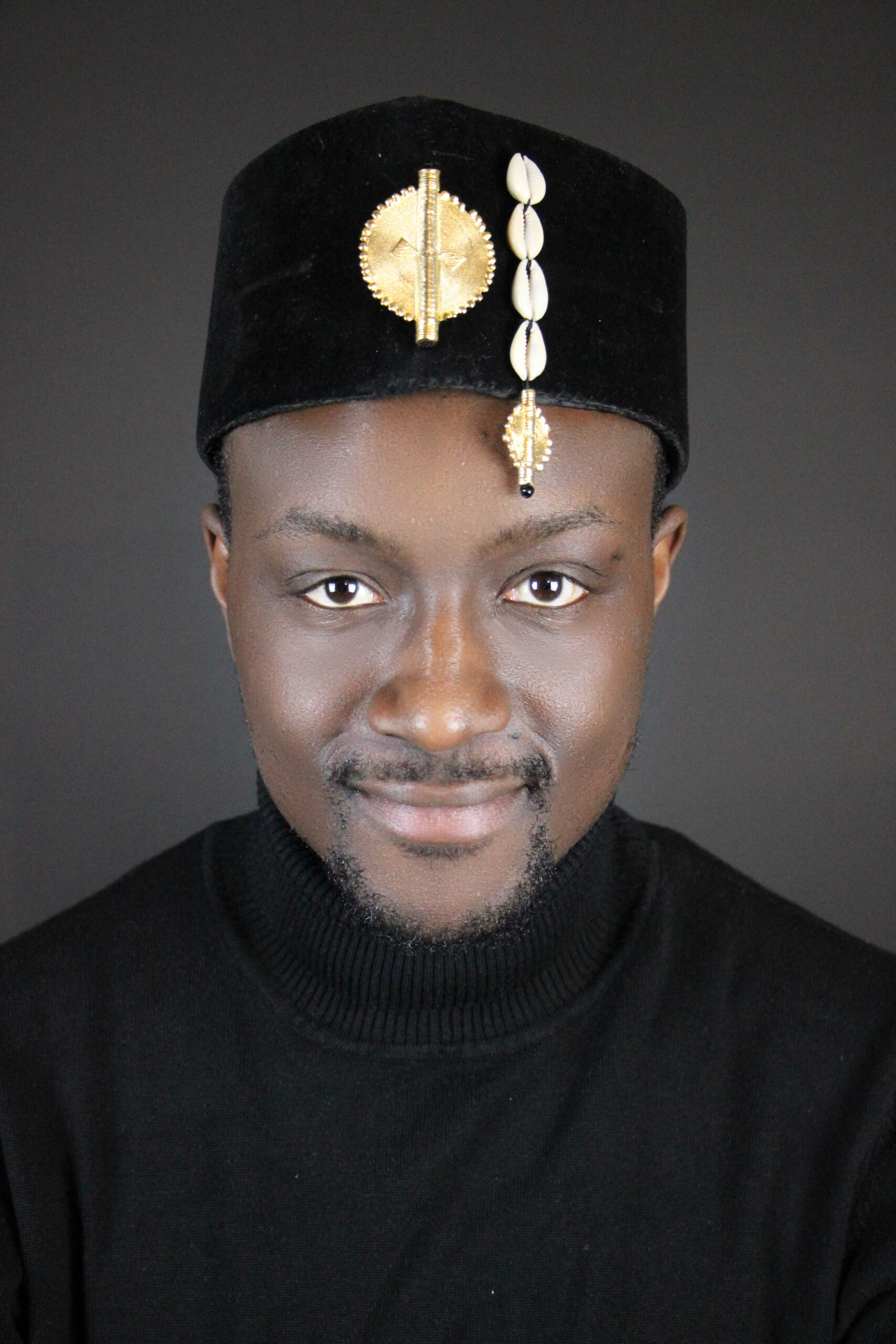 Chapeau toque décoré de cauris et poids Akan