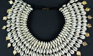 Jojo-Creation_Collier-en-poids-akan-et-cauris-Prestige