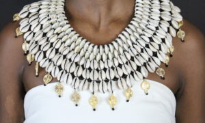 Jojo Creation - Grand Collier en cauris et poids Akan - Collection Prestige