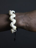 Bracelet en perles noires et cauris