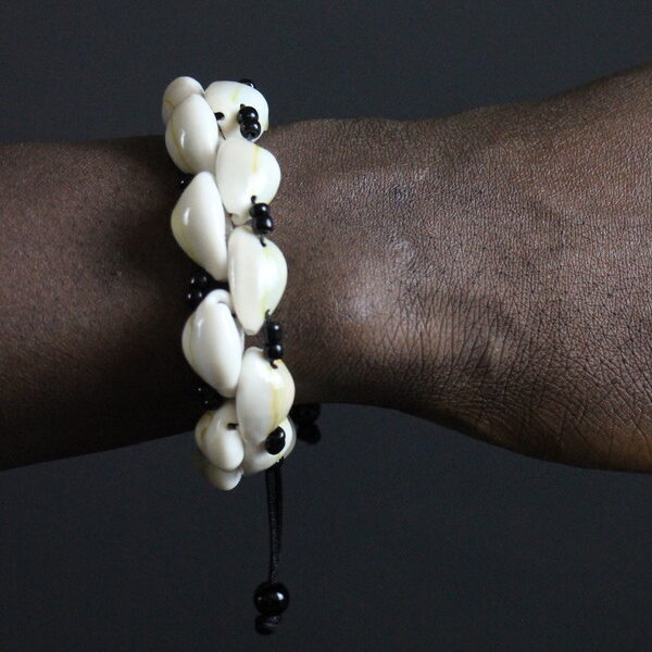 Bracelet en perles noires et cauris