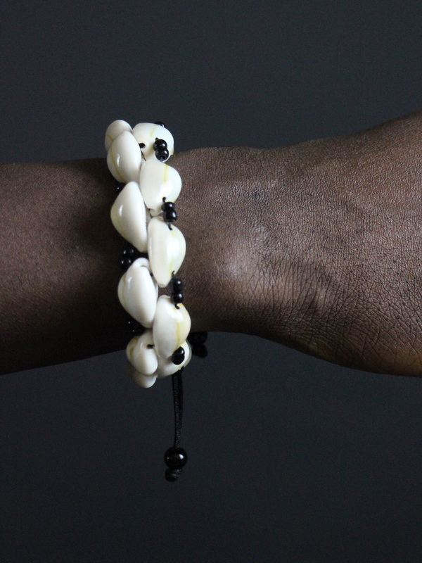 Bracelet en perles noires et cauris
