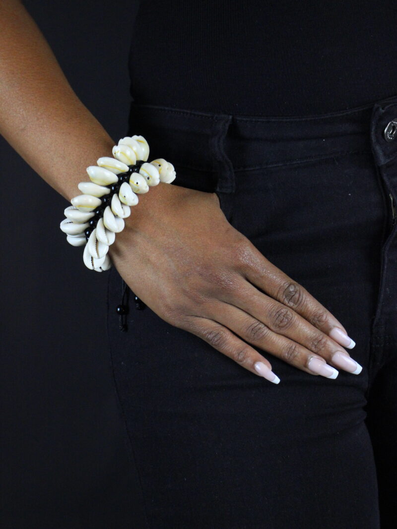 Bracelet en perles noires et guirlande de cauris