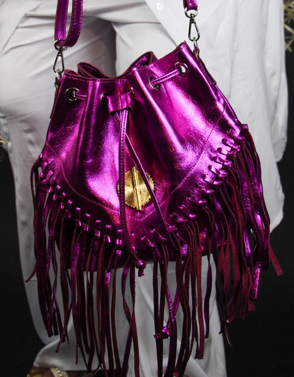SAC EN CUIR NOIR À FRANGES AVEC POIDS AKAN - Rose