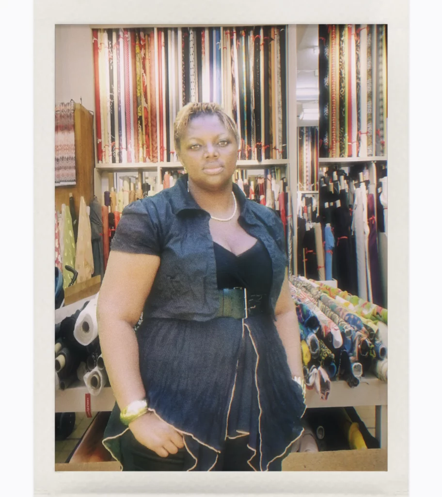 Jocelyne ADOU jeune femme aux marché de tissu