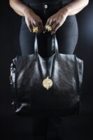 SAC AKAN ESSENTIEL EN CUIR MÉTALLISÉ NOIR