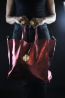 SAC AKAN ESSENTIEL EN CUIR MÉTALLISÉ BORDEAUX