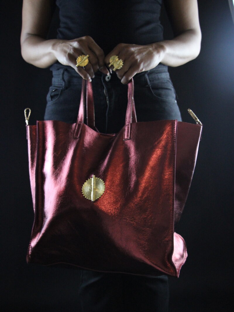 SAC AKAN ESSENTIEL EN CUIR MÉTALLISÉ BORDEAUX