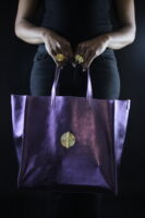SAC AKAN ESSENTIEL EN CUIR MÉTALLISÉ VIOLET