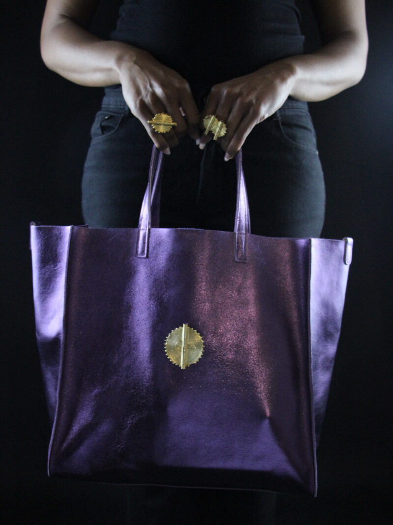 SAC AKAN ESSENTIEL EN CUIR MÉTALLISÉ VIOLET