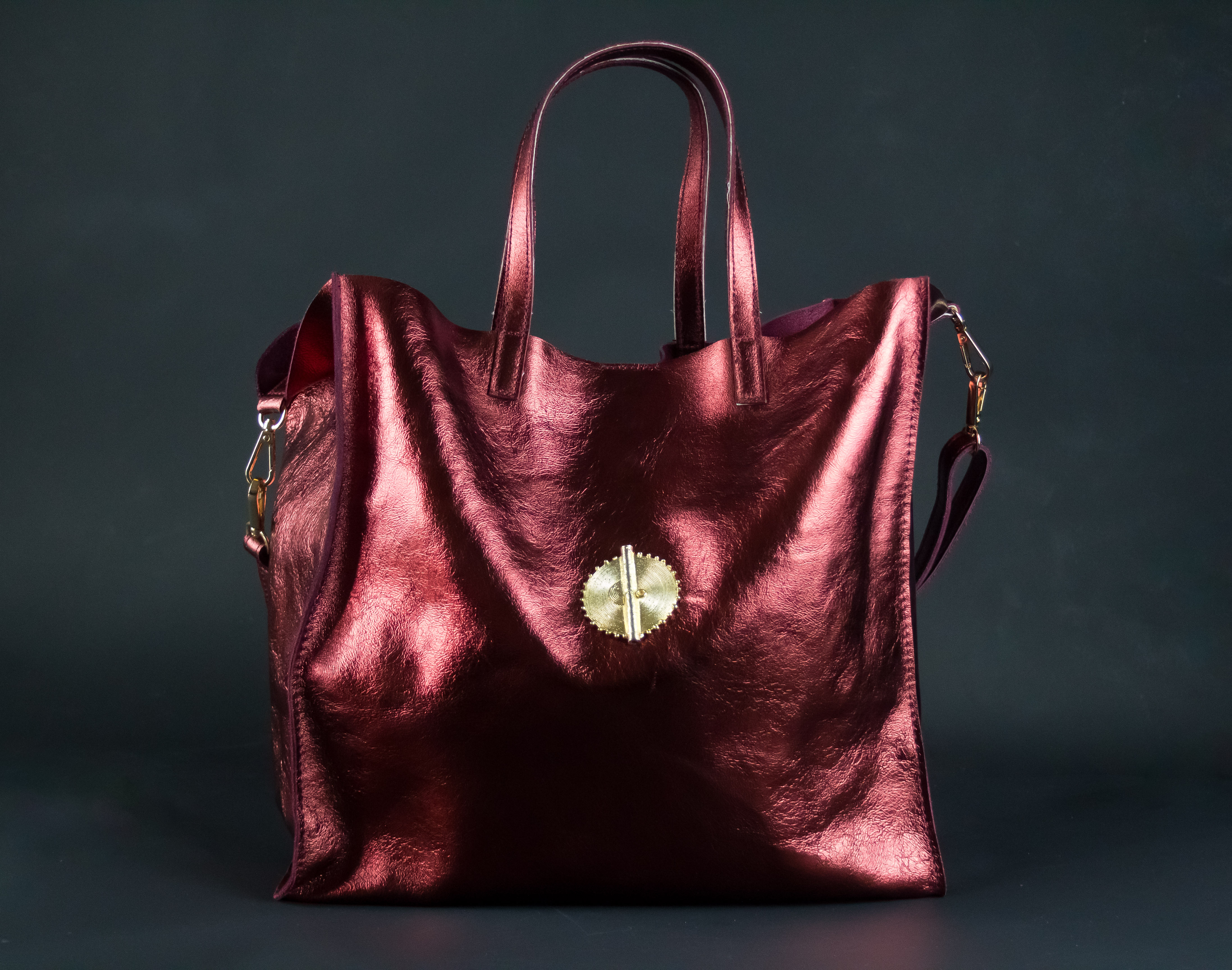 SAC AKAN ESSENTIEL EN CUIR MÉTALLISÉ BORDEAUX