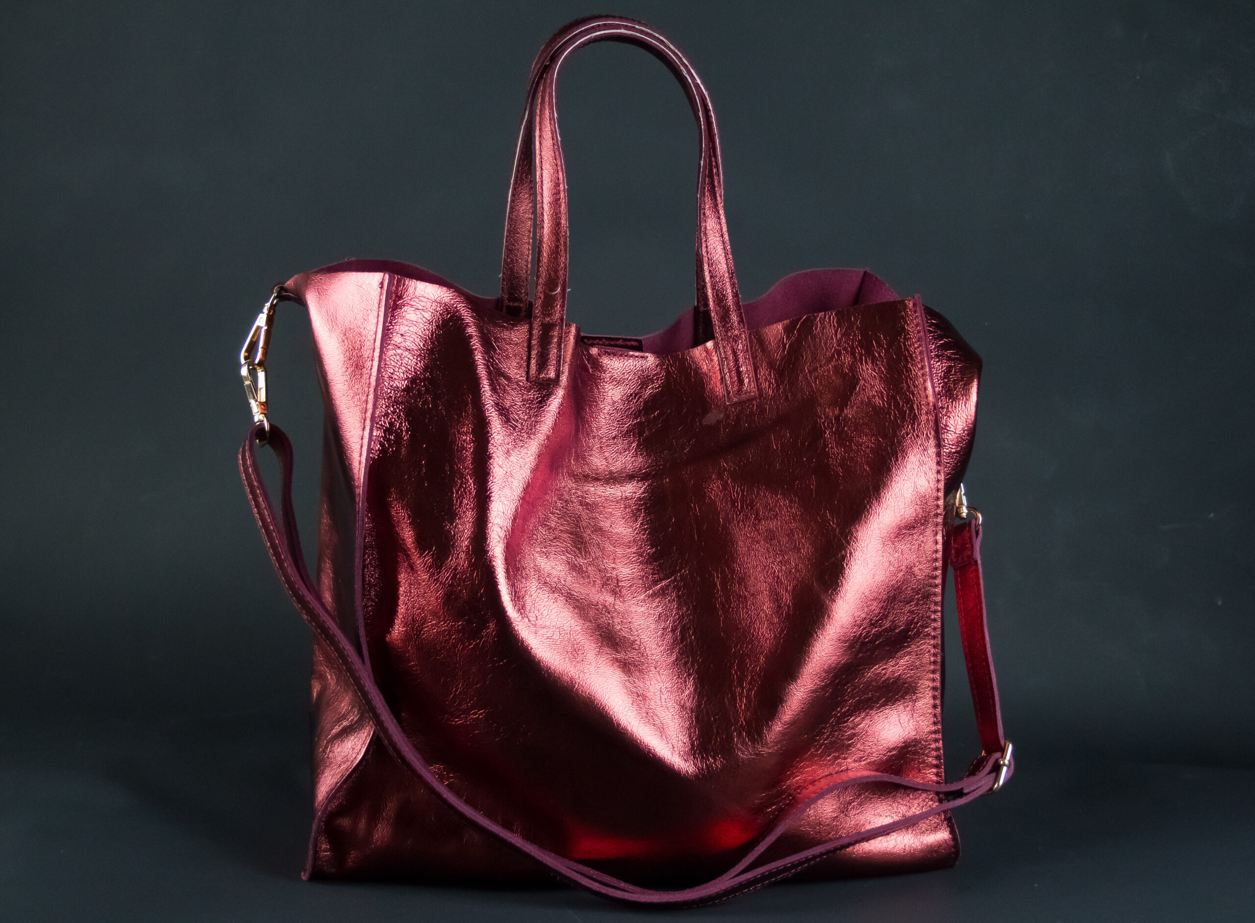 SAC AKAN ESSENTIEL EN CUIR MÉTALLISÉ BORDEAUX