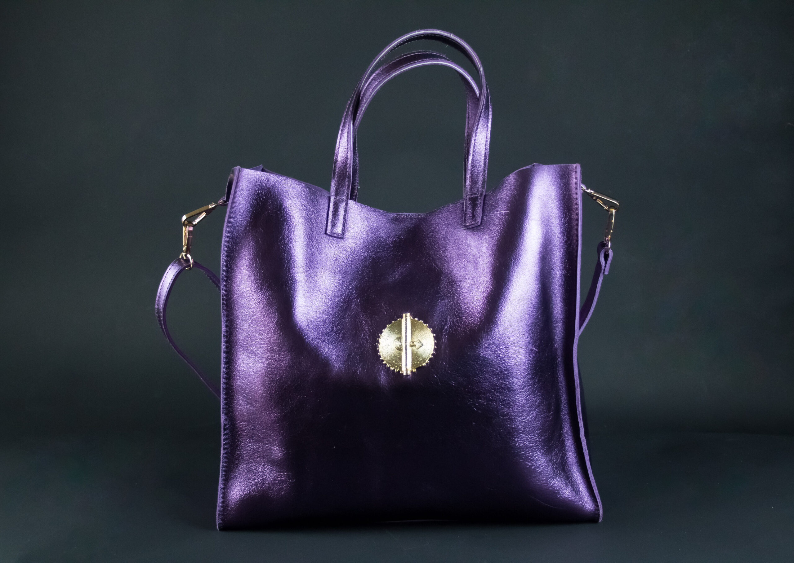 SAC AKAN ESSENTIEL EN CUIR MÉTALLISÉ VIOLET