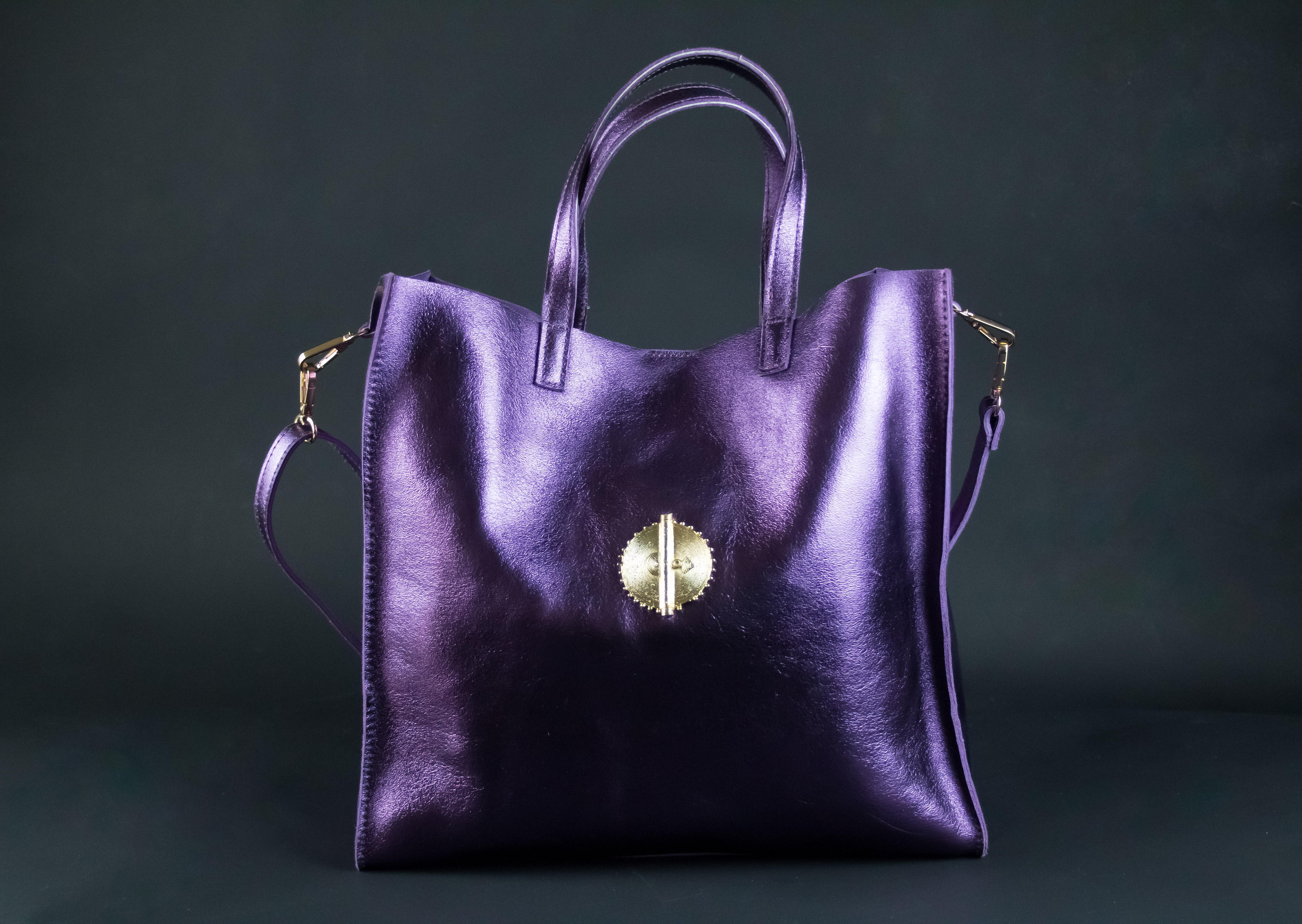 SAC AKAN ESSENTIEL EN CUIR MÉTALLISÉ VIOLET