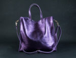 SAC AKAN ESSENTIEL EN CUIR MÉTALLISÉ VIOLET