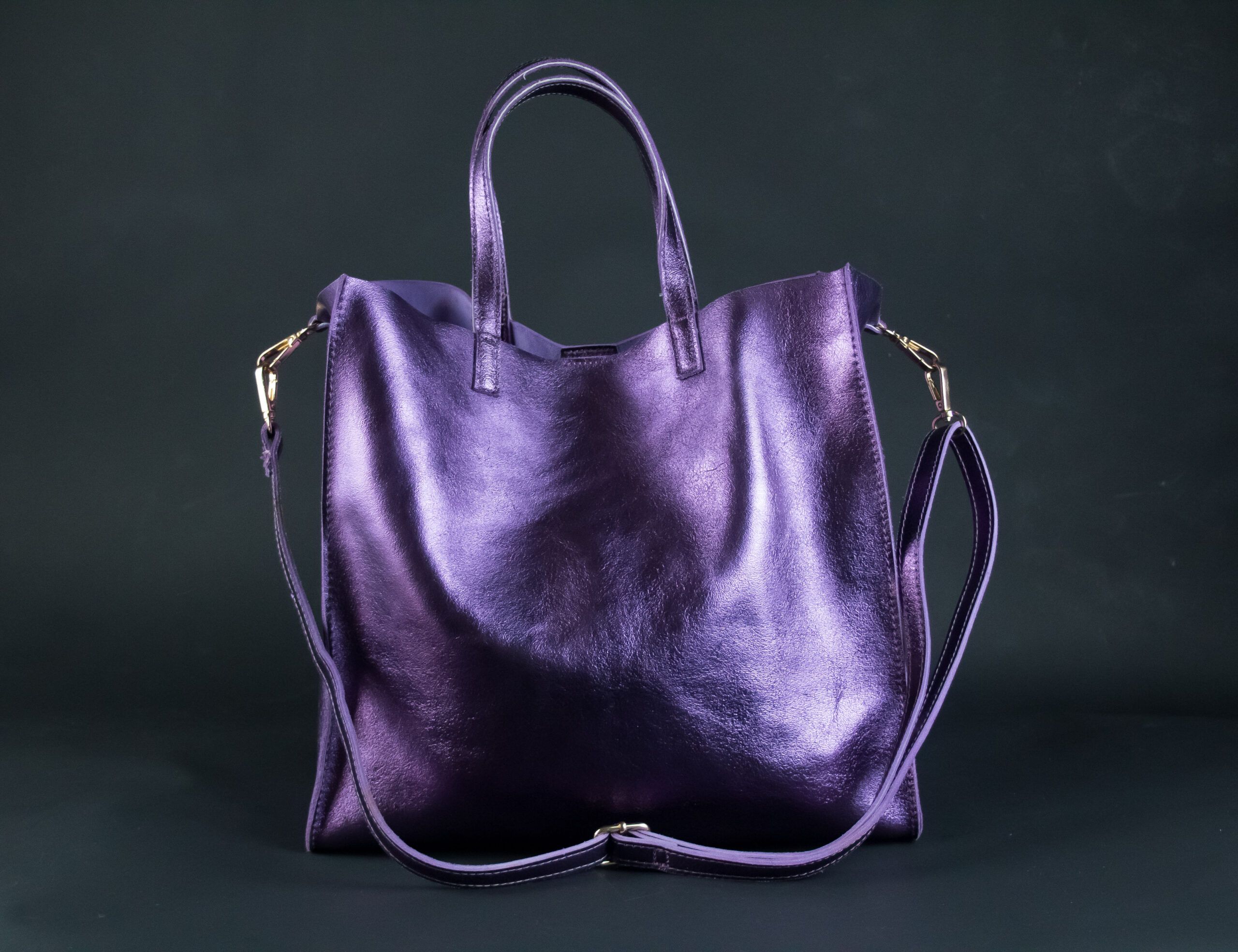 SAC AKAN ESSENTIEL EN CUIR MÉTALLISÉ VIOLET
