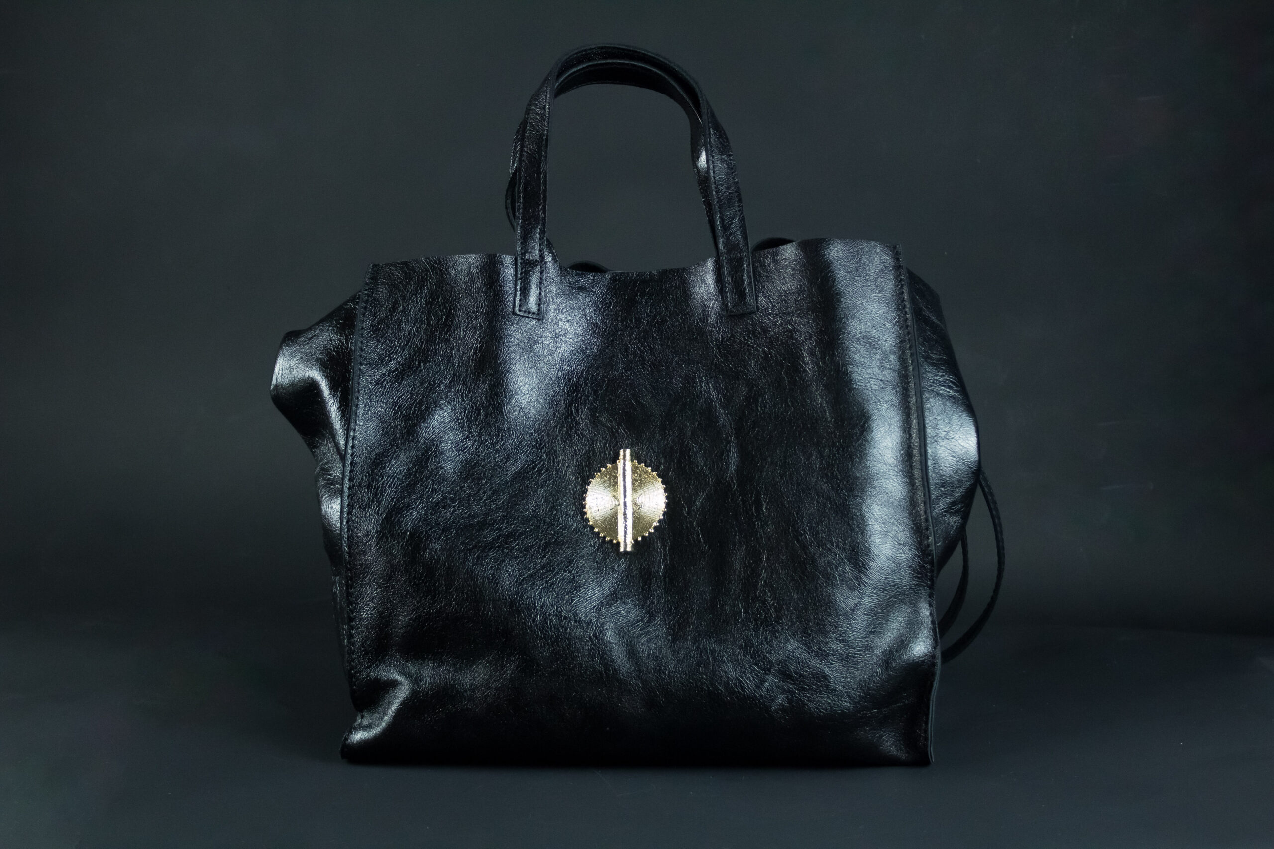 SAC AKAN ESSENTIEL EN CUIR MÉTALLISÉ NOIR