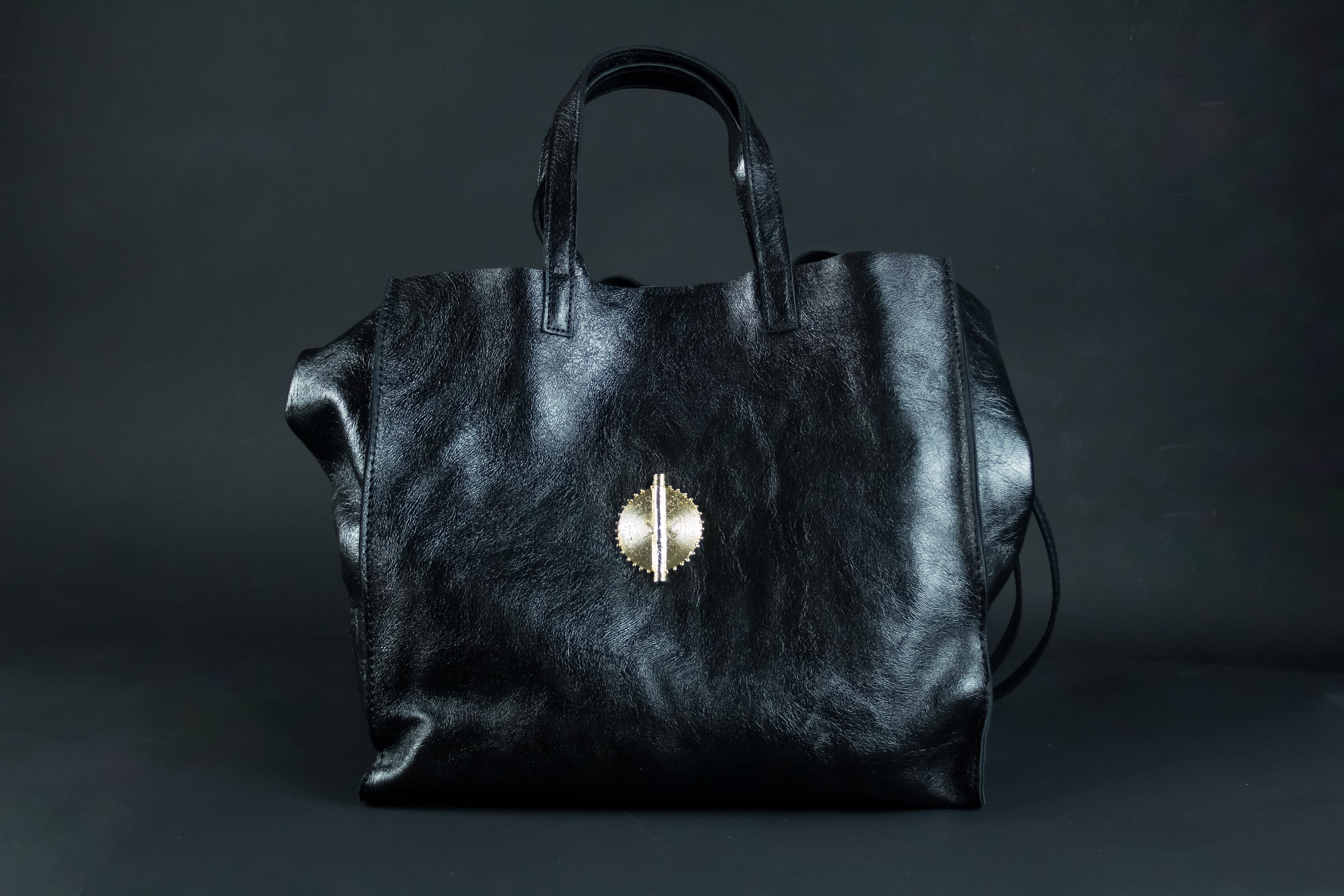 SAC AKAN ESSENTIEL EN CUIR MÉTALLISÉ NOIR