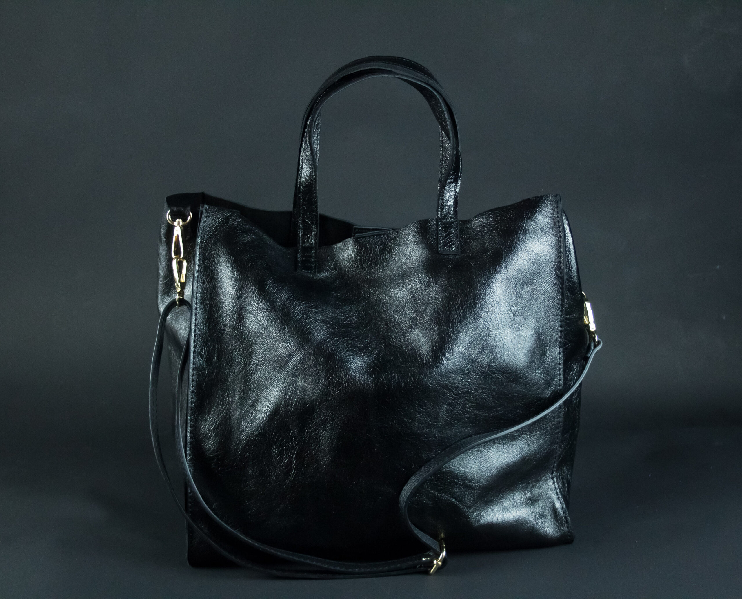 SAC AKAN ESSENTIEL EN CUIR MÉTALLISÉ NOIR