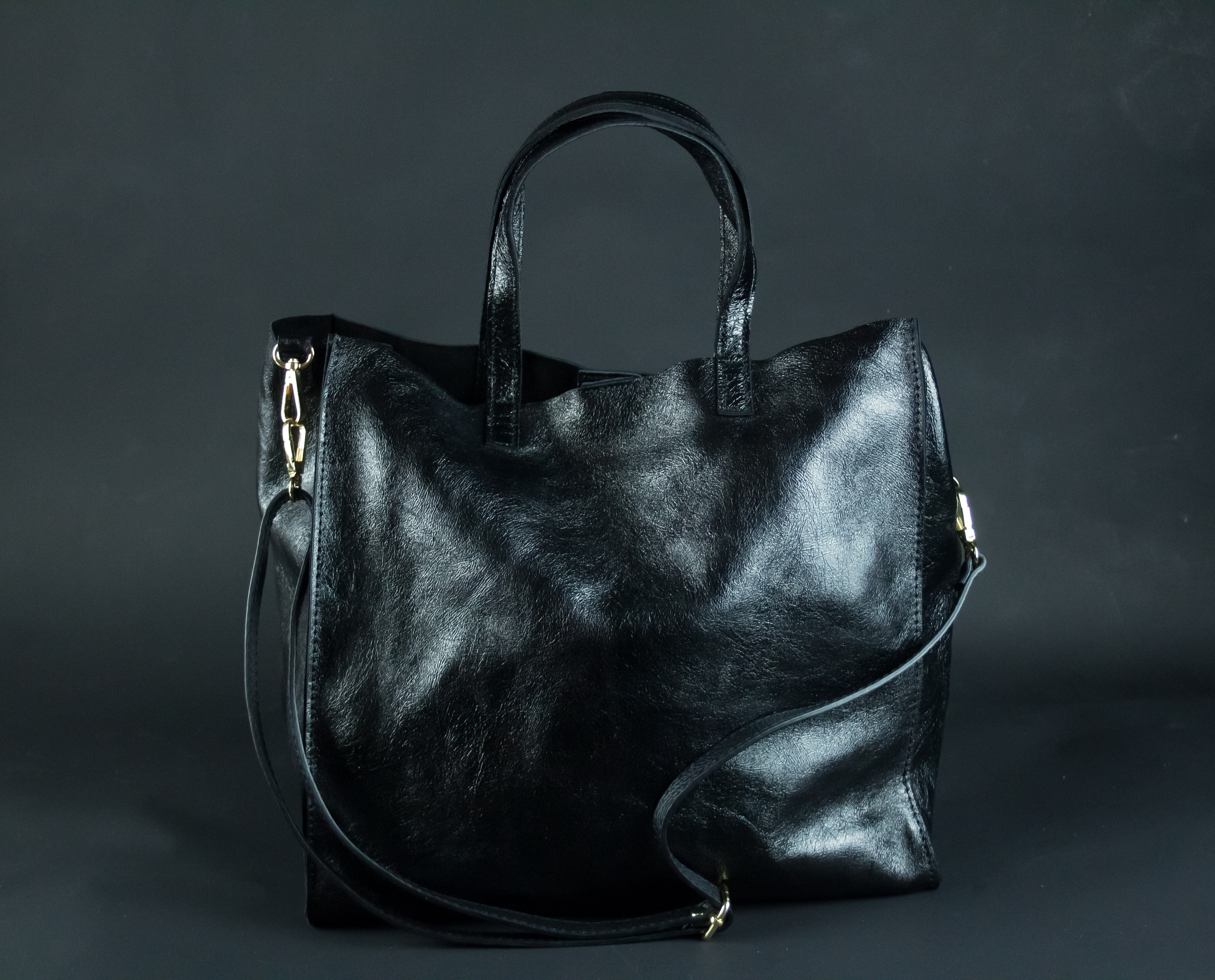 SAC AKAN ESSENTIEL EN CUIR MÉTALLISÉ NOIR