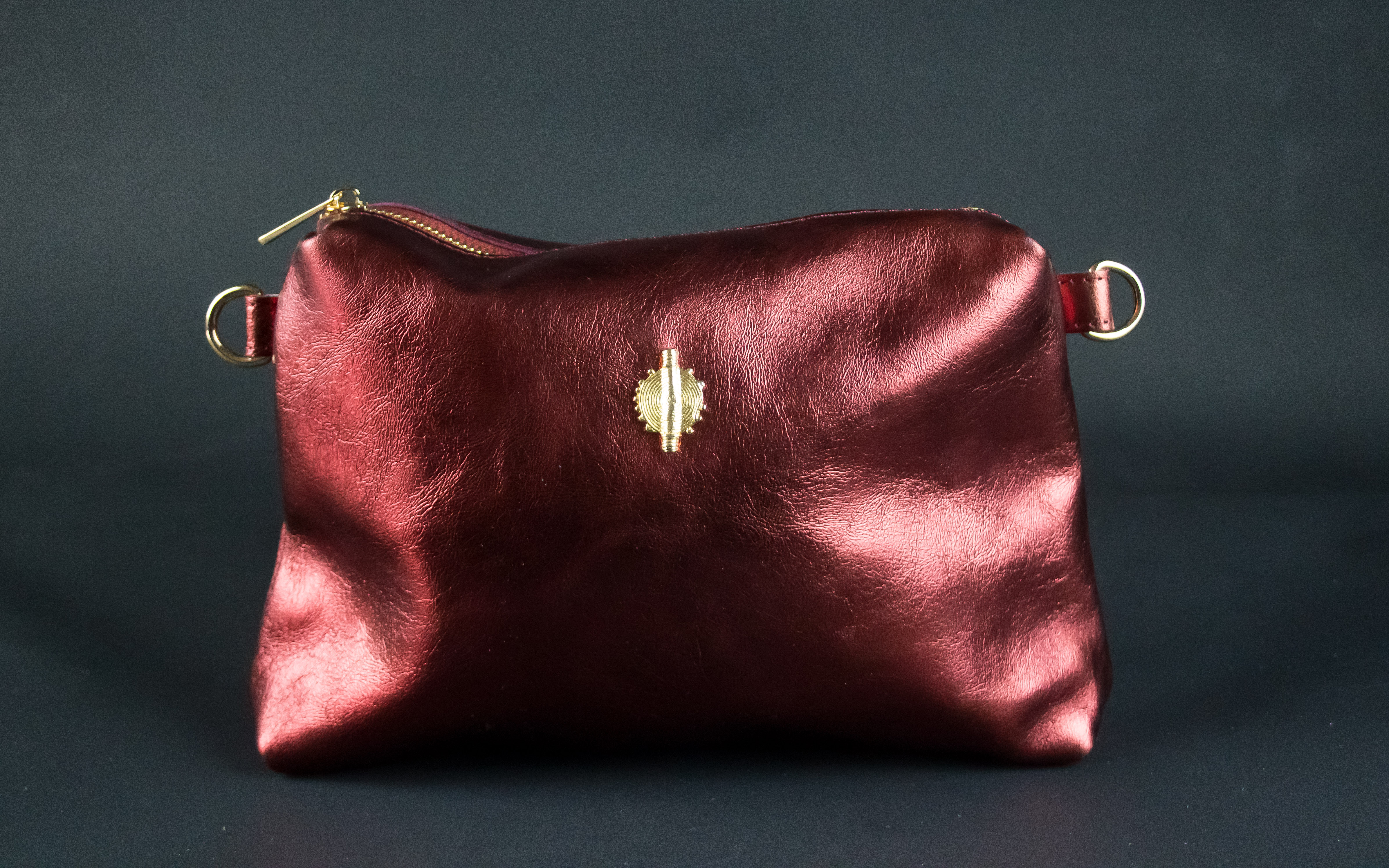 SAC AKAN ESSENTIEL EN CUIR MÉTALLISÉ BORDEAUX