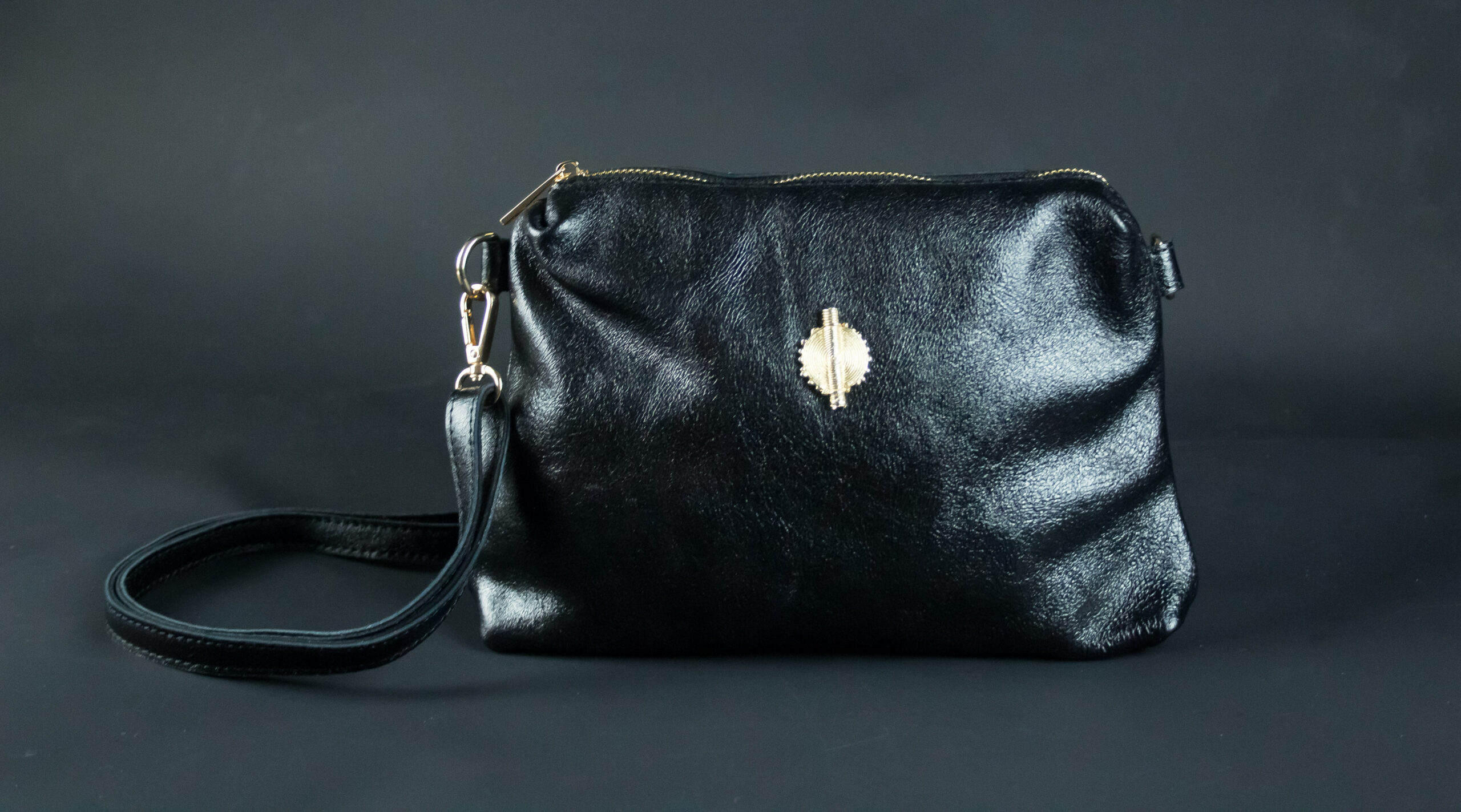 SAC AKAN ESSENTIEL EN CUIR MÉTALLISÉ NOIR