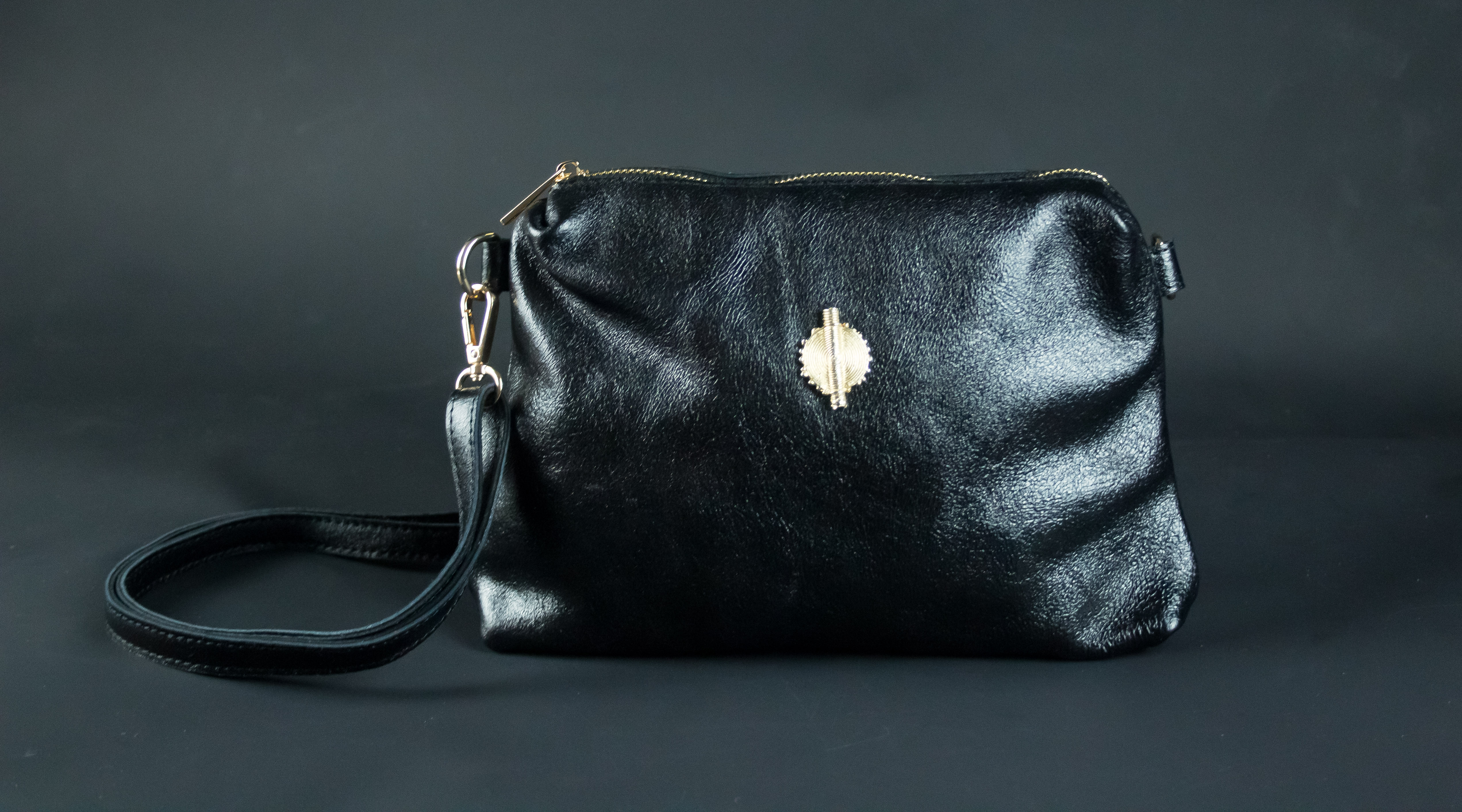 SAC AKAN ESSENTIEL EN CUIR MÉTALLISÉ NOIR